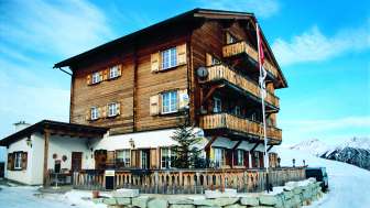 La Gasthaus Post di Obermutten in estate