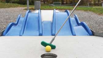 Campo da minigolf presso la Clinica Beverin Campo da minigolf presso la Clinica Beverin
