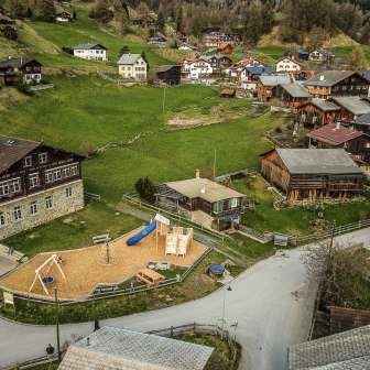 Parco giochi Feldis vicino all'edificio scolastico