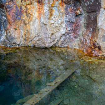 Roccia scolorita nelle miniere d'argento dismesse dell'Alpe di Taspegn