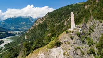 Le rovine dell'Hochjuvalt con le pianure alluvionali del Reno e Rhäzüns sullo sfondo