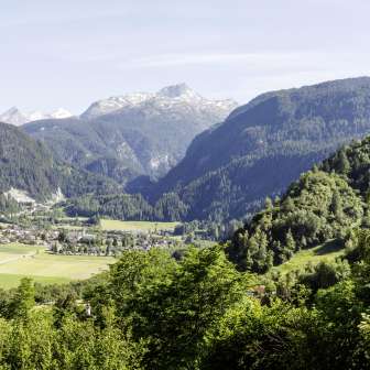 Andeer con le rovine del castello di Cagliatscha