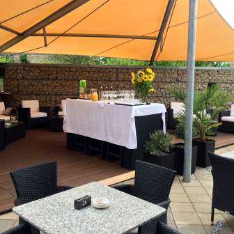 La terrazza con lounge del ristorante Triangel di Paspels