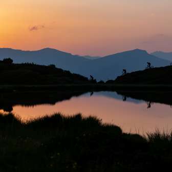 Motociclisti all'alba al lago Pascuminer sull'Heinzenberg