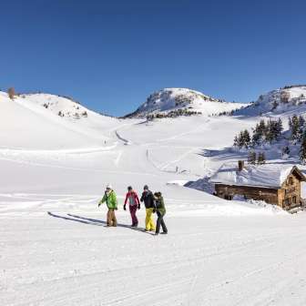 Il rifugio Feldis si trova direttamente sulla pista da sci e sul sentiero escursionistico invernale.