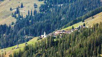 Mathon con l'antica chiesa di Sant'Antonio