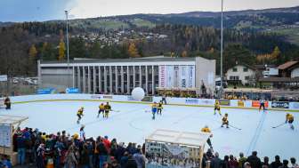 La nuova pista di ghiaccio di Sils i.D. durante la cerimonia di inaugurazione
