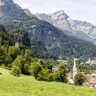 Sils i.D. con Castel Ehrenfels, Thusis e Piz Beverin