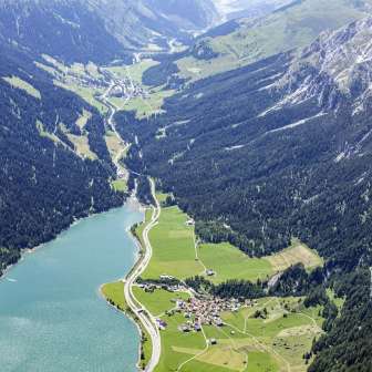 Vista aerea di Sufers con Splügen sullo sfondo