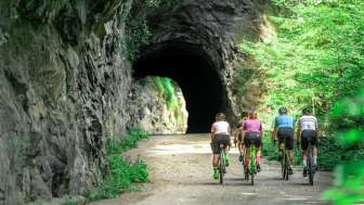 Raduno di ciclisti su strada