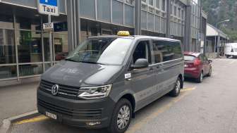 Un veicolo del servizio taxi Beverin a Thusis