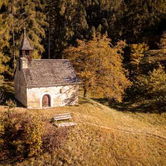 La cappella di Santa Maria Maddalena in autunno