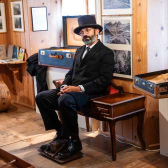 Rappresentazione scenica con Erwin Dirnberger nella CasaStorica Andeer