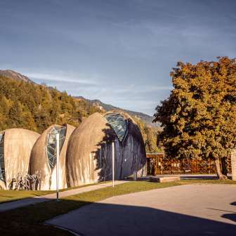 La chiesa di pietra di Cazis in autunno