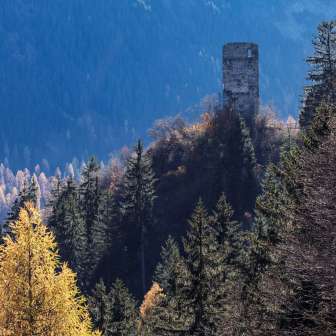 Le rovine del castello di Cagliatscha in autunno