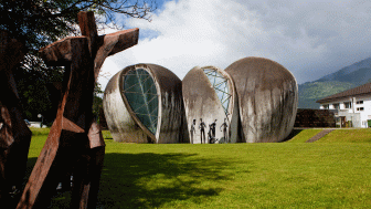 La chiesa di pietra di Cazis in autunno