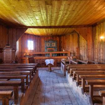 La chiesa in legno di Obermutten dall'interno