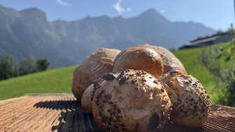 Cuocere il pane con Anna Sullo sfondo il Piz Beverin