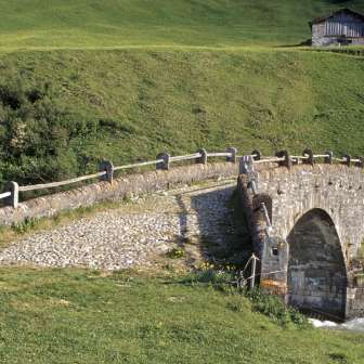 Vista laterale del vecchio ponte di Hinterrhein