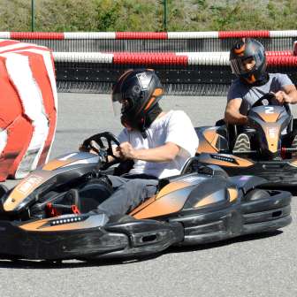 Karting sulla pista di karting all'aperto di Cazis