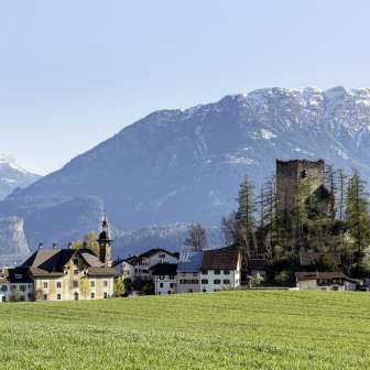 Castello e rovine di Sins Paspels in estate