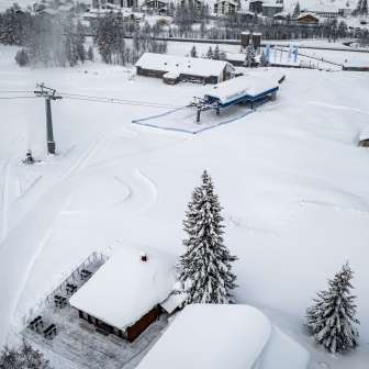 Il Bar Hüschera si trova direttamente alla stazione a valle di Splügen.