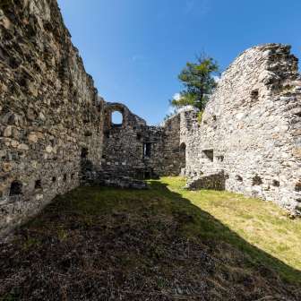 Le rovine del castello di Splügen dall'interno