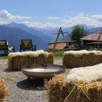 La terrazza della locanda di montagna di Parsiras in estate