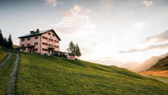 La locanda Beverin sul Glaspass al sorgere del sole