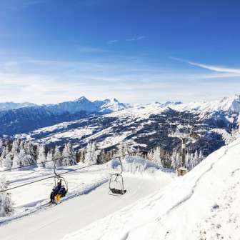 Punto di vista della stazione di montagna della seggiovia Feldis-Mutta in inverno