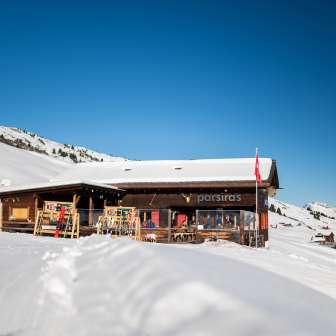 La locanda di montagna di Parsiras in inverno