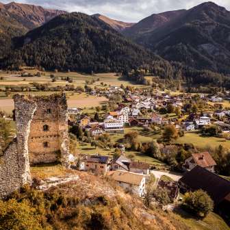 Le rovine del castello di Alt Sins in autunno