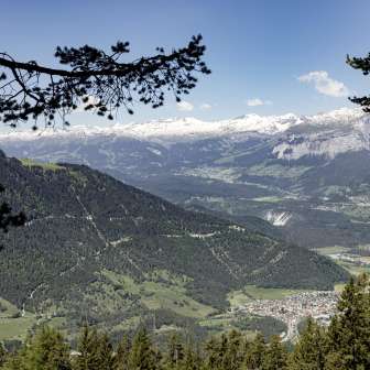 Vista su Rhäzüns e sul Flimserstein dal punto panoramico Thusisblick vicino a Feldis