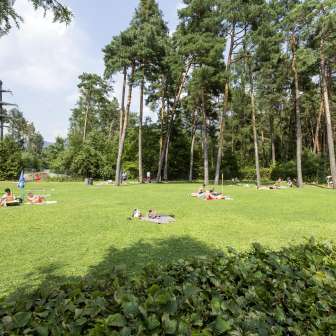 Il prato per prendere il sole nel centro balneare di Thusis