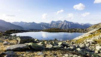 Il lago di montagna Splügenpass Il lago di montagna Splügenpass