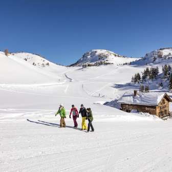 Il rifugio Feldis si trova direttamente sulla pista da sci e sul sentiero escursionistico invernale.