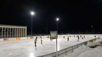 La pista di ghiaccio naturale di Sils i.D. illuminata di sera