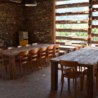 Grandi tavoli dove si creano esperienze condivise