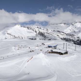 Il ristorante di montagna si trova direttamente alla stazione di montagna nel comprensorio sciistico di Splügen-Tambo.