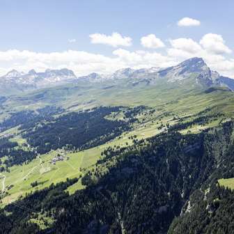 Lo Schamserberg con il Piz Beverin in estate