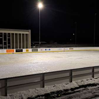 La pista di ghiaccio naturale di Sils i.D. illuminata di sera