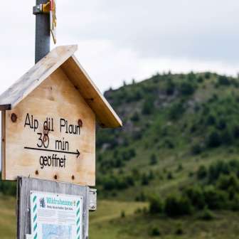 Segnaletica per l'Alp dil Plaun sull'altopiano di Feldis