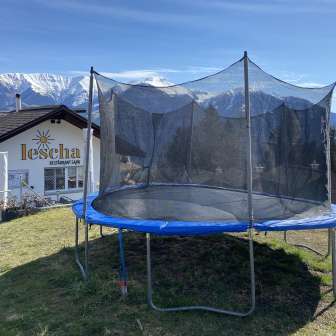 L'area esterna del ristorante Lescha