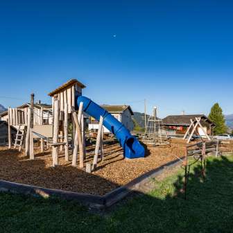 Parco giochi Feldis vicino all'edificio scolastico