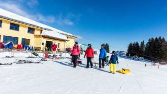 Il ristorante di montagna Dultschinas presso la stazione intermedia del comprensorio sciistico Sarn Heinzenberg
