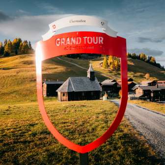 Il punto fotografico del Grandtour a Obermutten con la chiesa di legno al centro