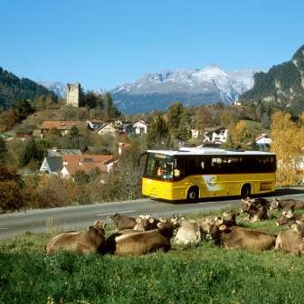 Paspels con le rovine del castello di Alt Sins