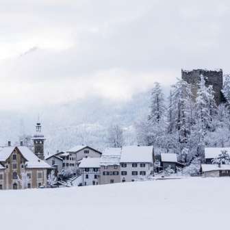 Il castello e le rovine di Sins Paspels in inverno