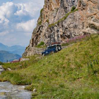 Un veicolo fuoristrada vi porta sull'Alp Taspegn