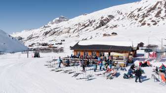 Il rifugio vicino all'impianto di risalita, alle piste da sci di fondo e ai sentieri escursionistici invernali.